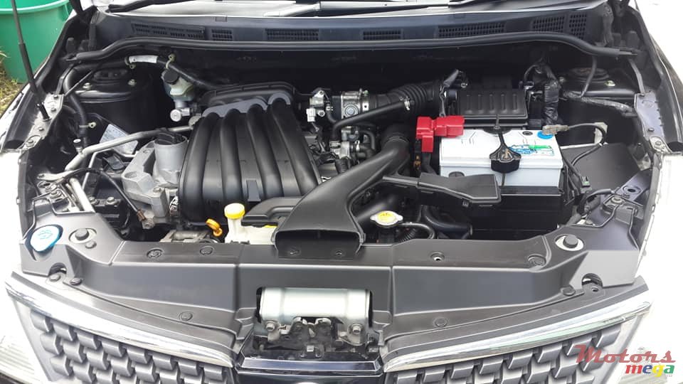 2007' Nissan Tiida Hatchback photo #6