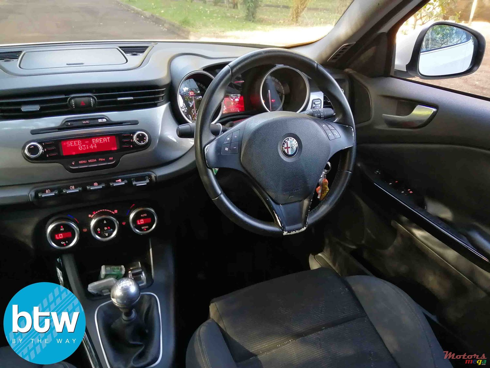 2011' Alfa Romeo Giulietta photo #4