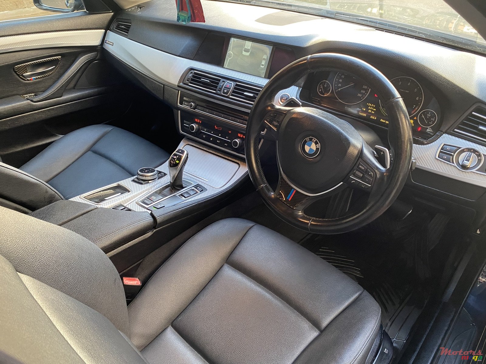 2010' BMW 5 Series 523i photo #6