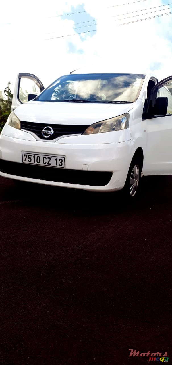 2013' Nissan NV 200 photo #2