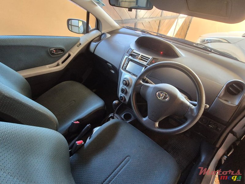 2006' Toyota Vitz photo #4