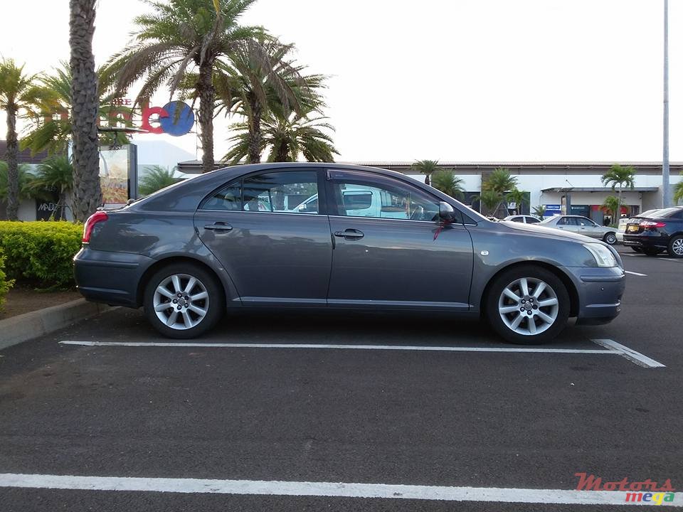 2003' Toyota Avensis photo #2