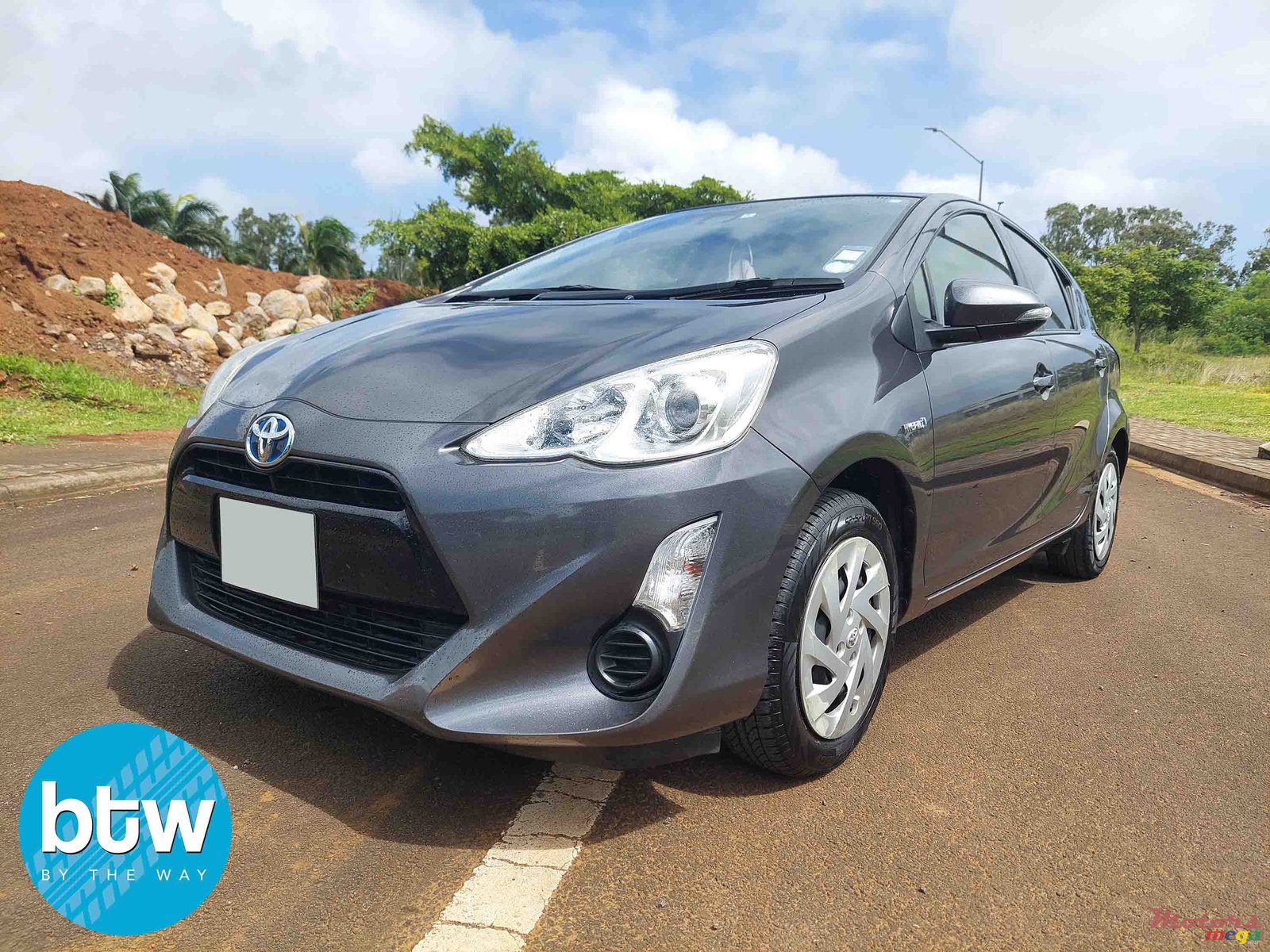 2016' Toyota Aqua photo #2