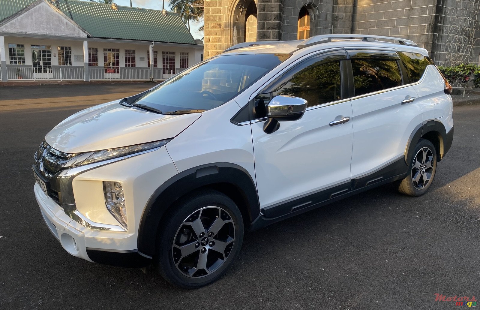 2021' Mitsubishi Expander Cross photo #2