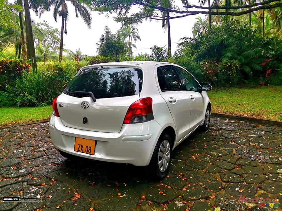 2008' Toyota Vitz photo #3