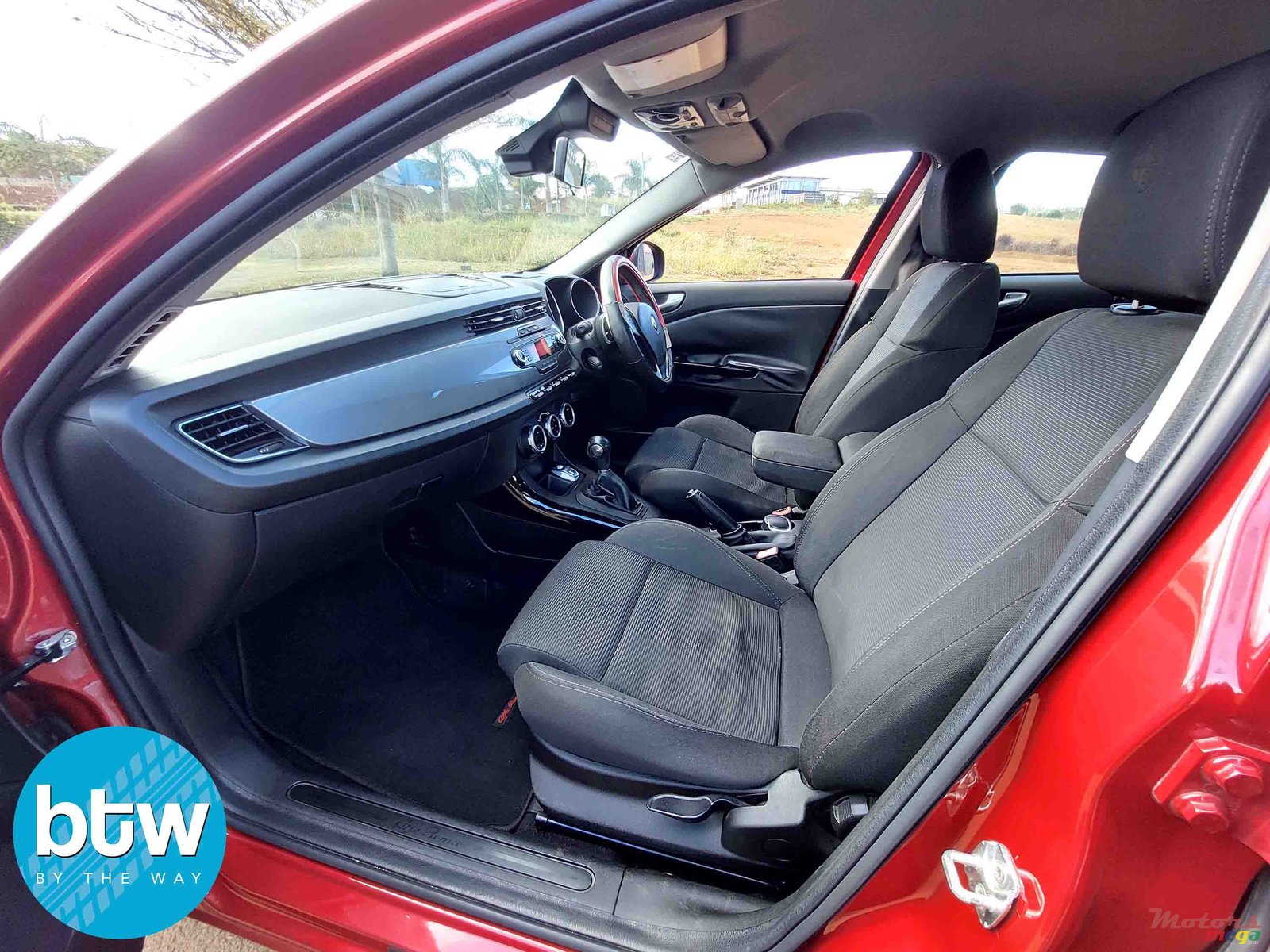 2014' Alfa Romeo Giulietta photo #4