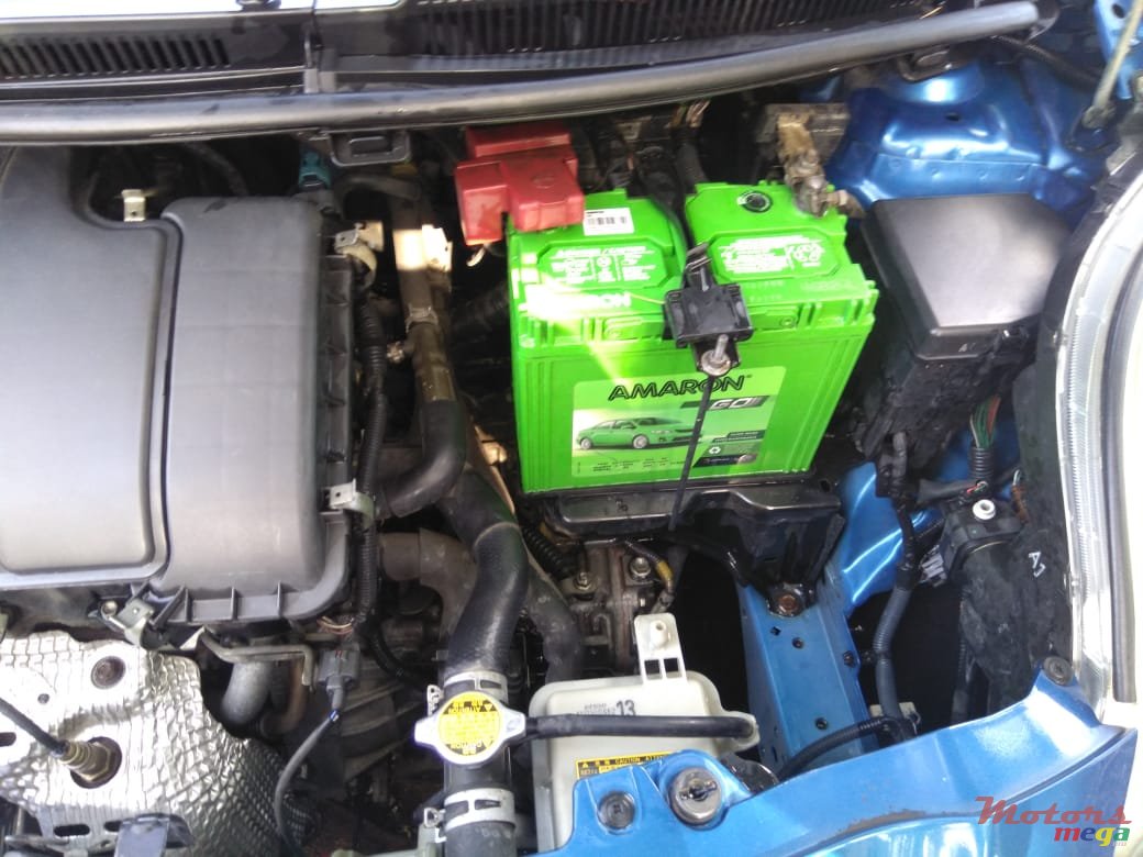 2009' Toyota Vitz photo #5