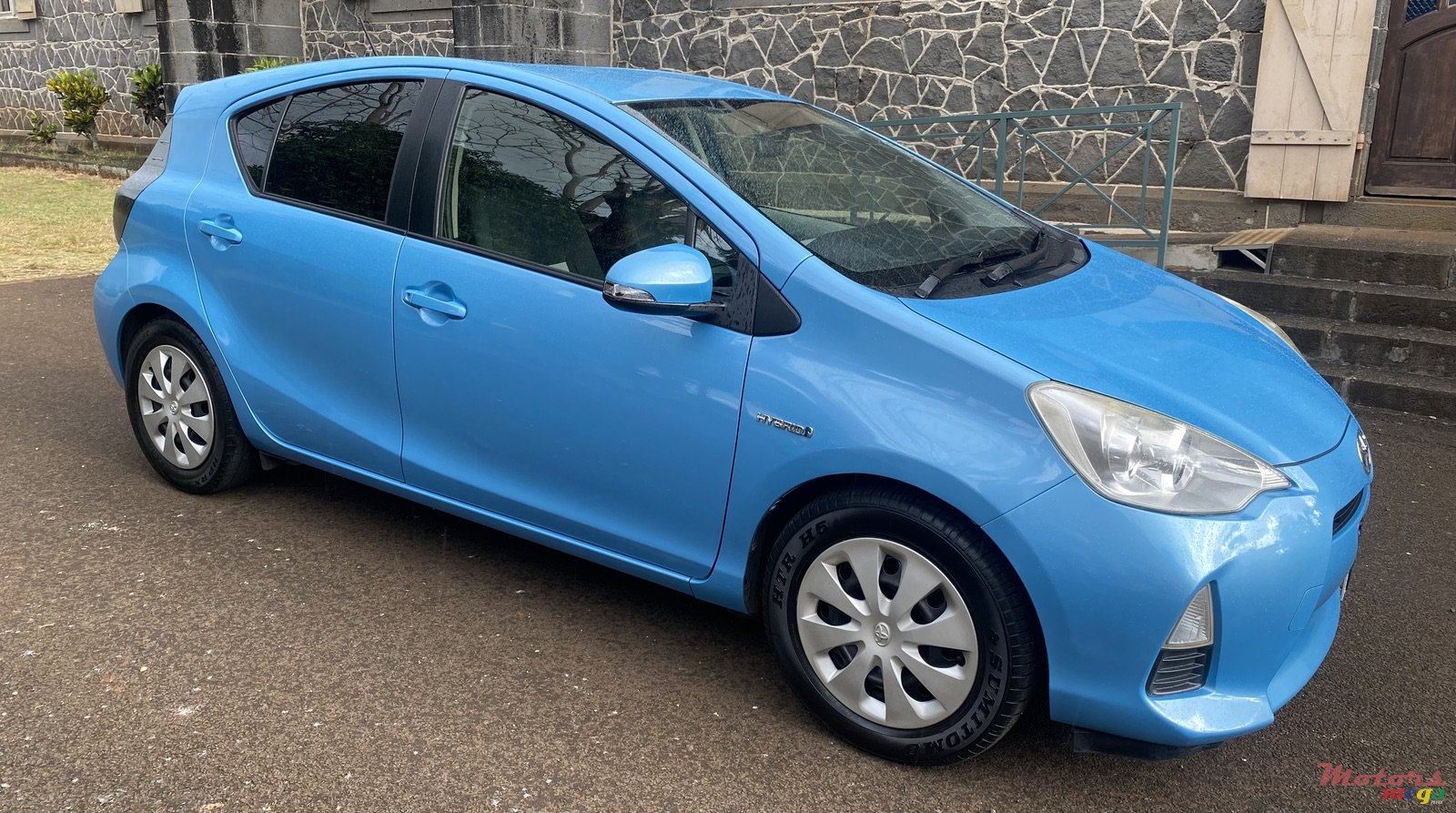 2012' Toyota Aqua Hybrid photo #2