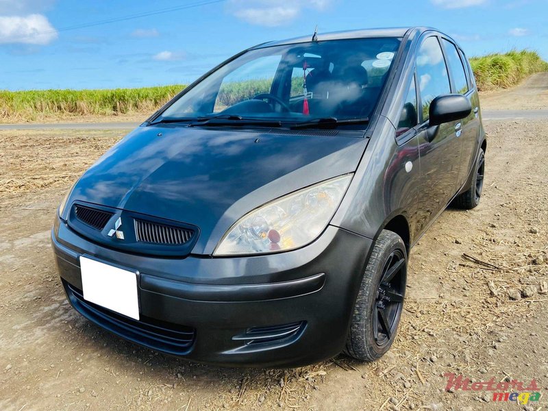 2004' Mitsubishi Colt photo #2