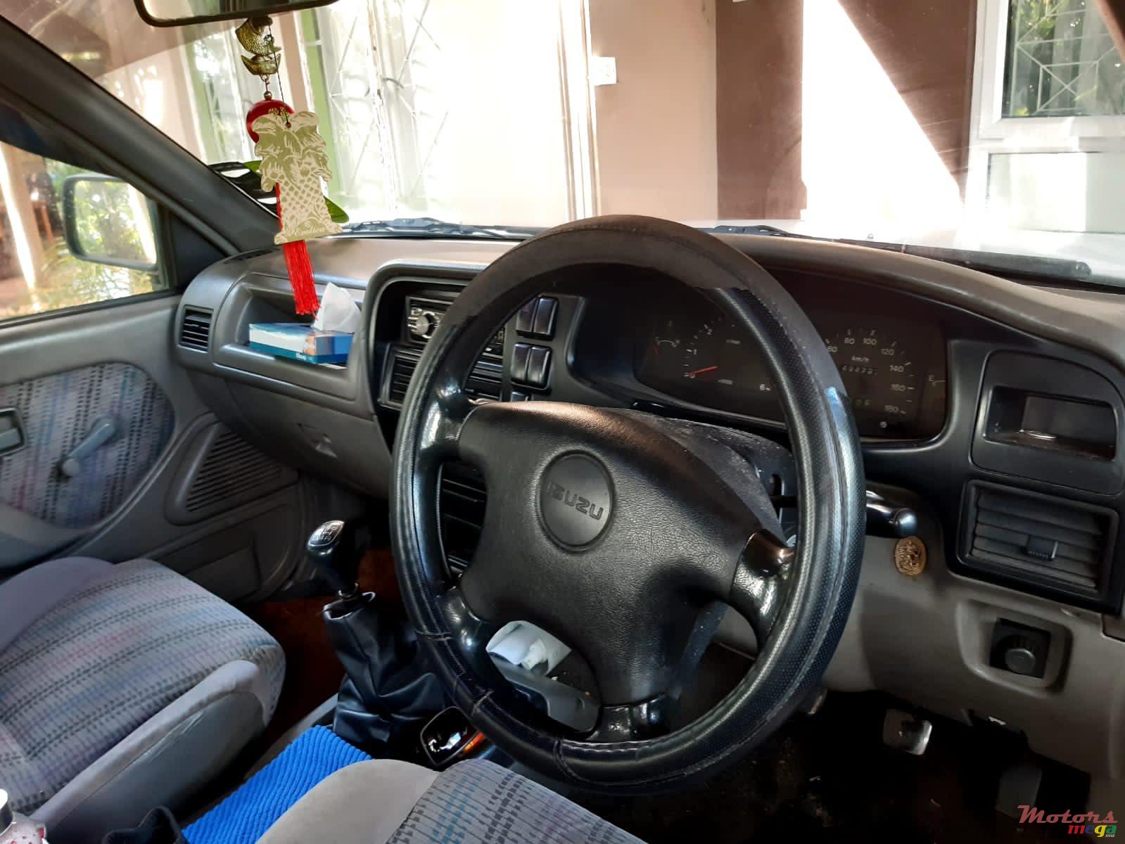 2003' Isuzu photo #3