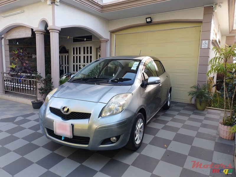 2009' Toyota Vitz photo #2