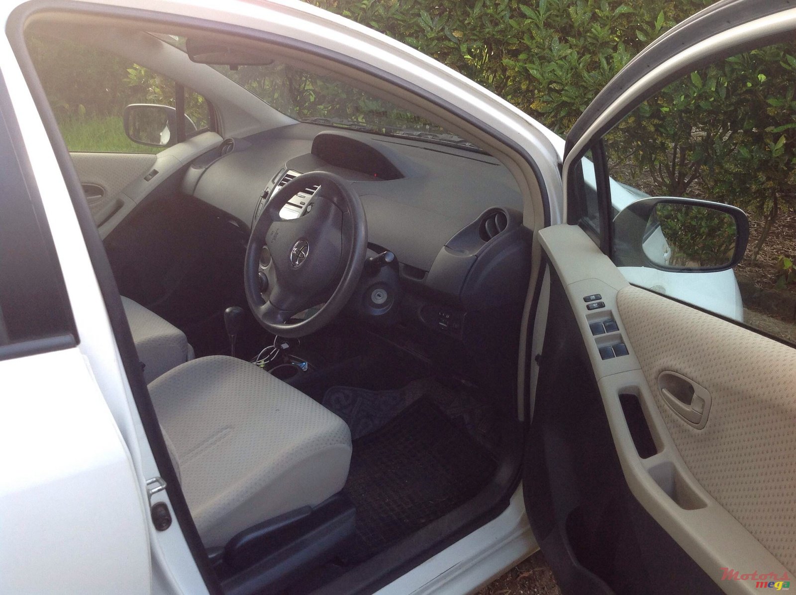 2006' Toyota Vitz photo #3