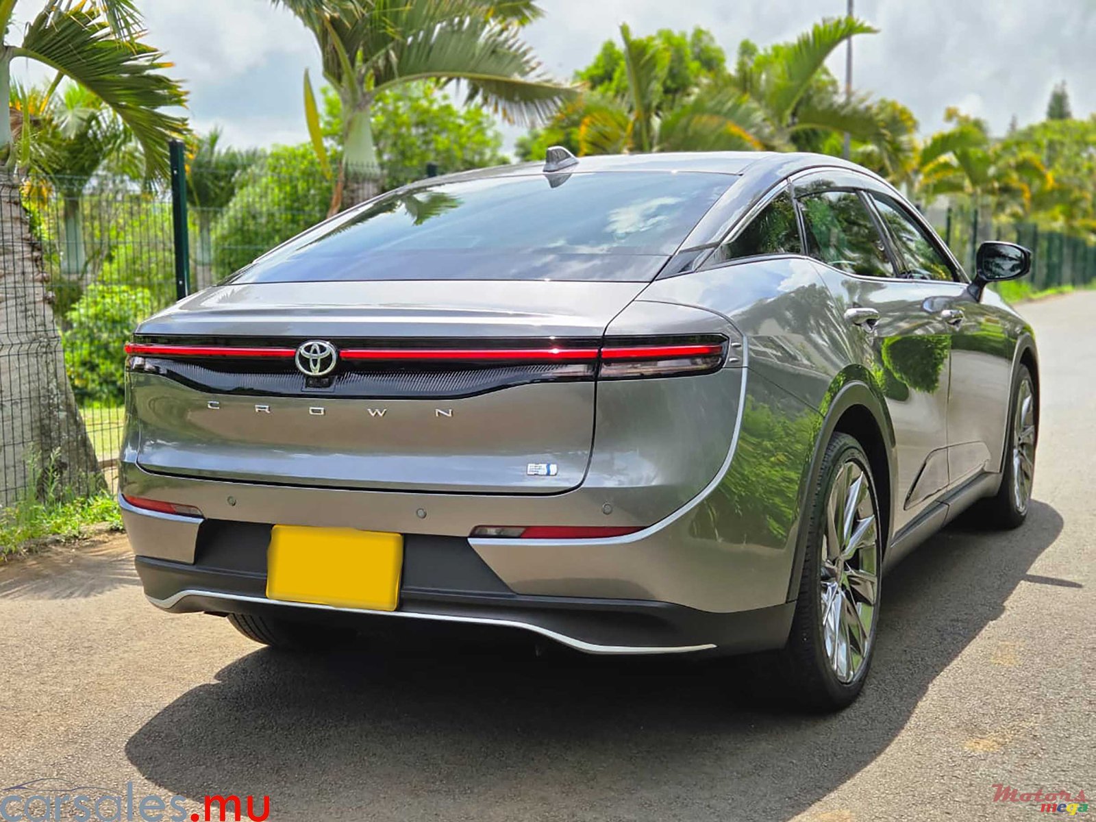 2022' Toyota Crown Crossover 2.5 Hybrid photo #4