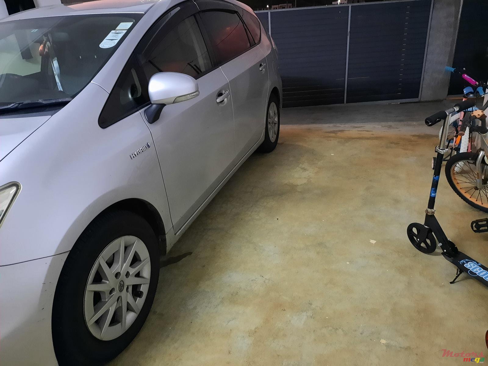 2013' Toyota Prius v photo #1