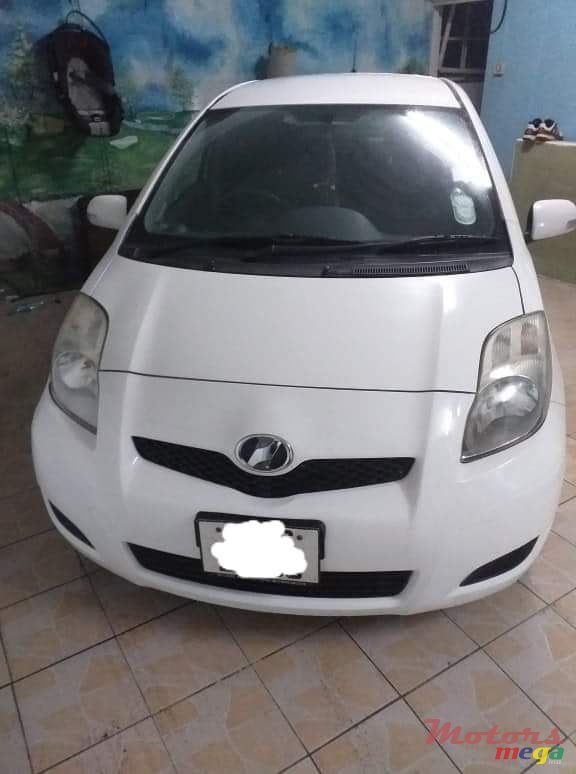 2009' Toyota Vitz photo #2