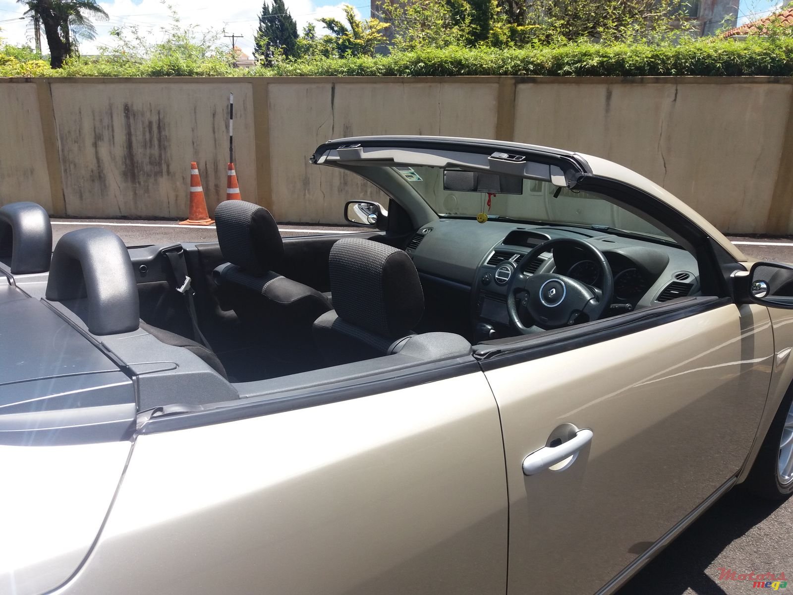 2008' Renault Megane photo #1