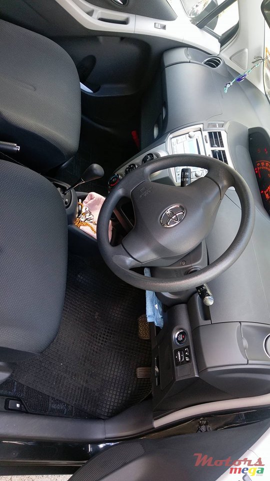 2009' Toyota Vitz photo #1