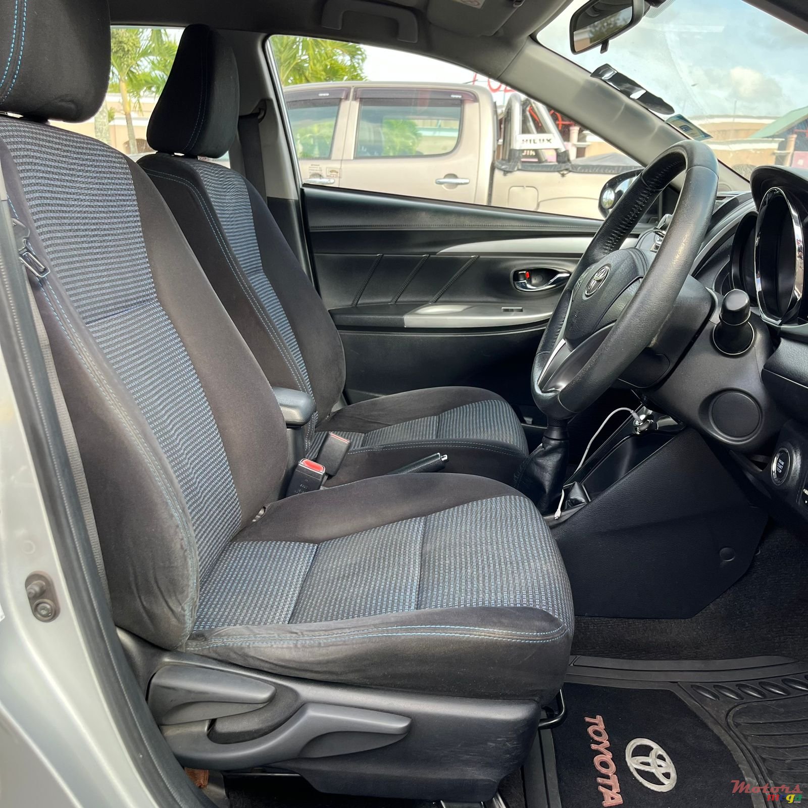 2013' Toyota Yaris G photo #7