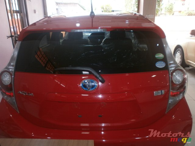 2013' Toyota Prius c Aqua photo #2
