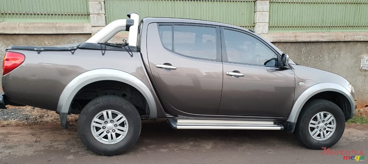 2014' Mitsubishi sportero photo #2