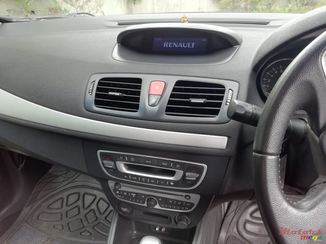 2011' Renault Fluence photo #4