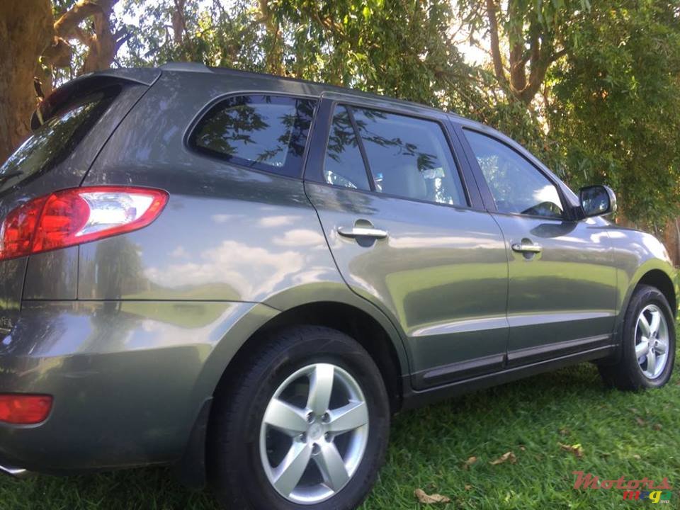 2009' Hyundai Santa Fe photo #3
