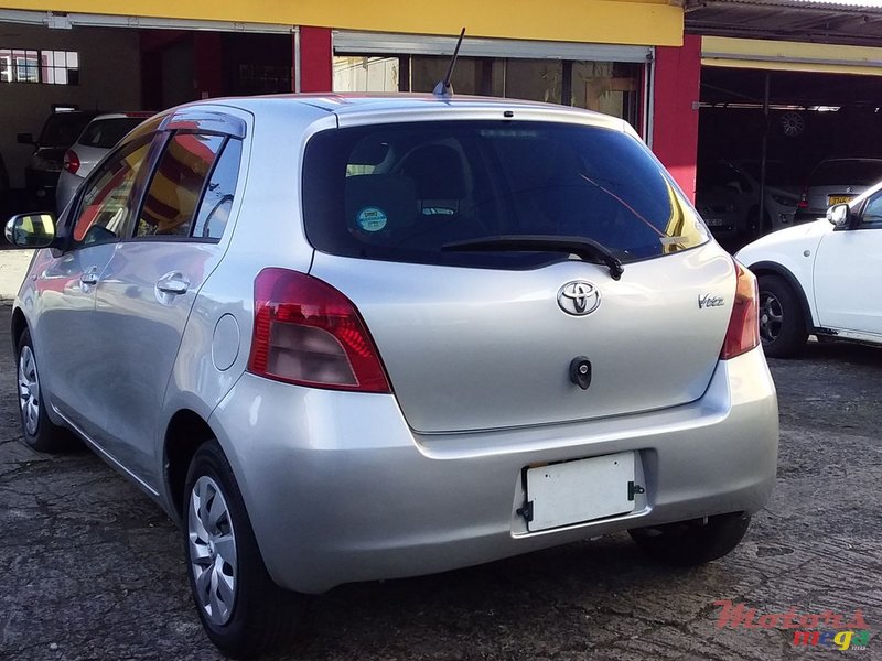 2005' Toyota Vitz photo #4