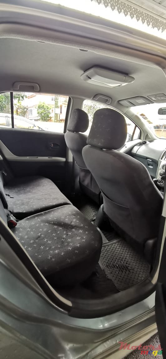 2007' Toyota Vitz RS photo #5