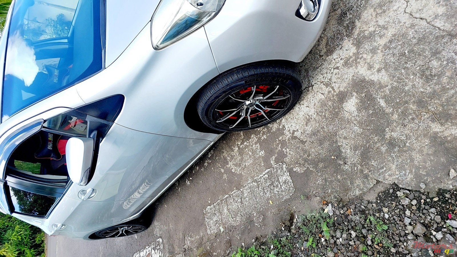 2013' Toyota Vitz photo #2