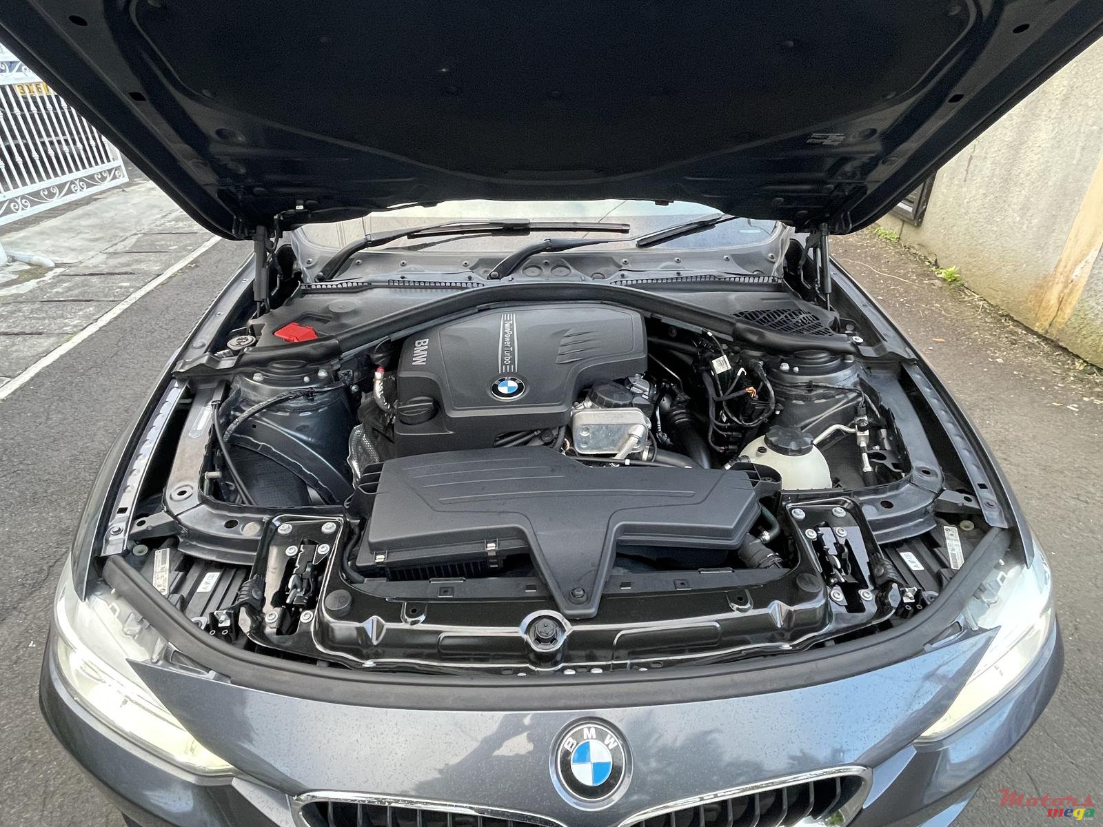 2013' BMW F30 320i photo #3