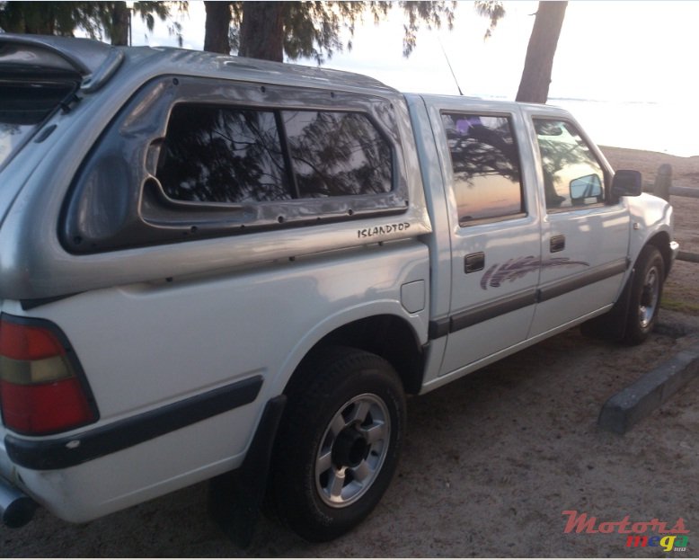 2003' Isuzu with canopy photo #3