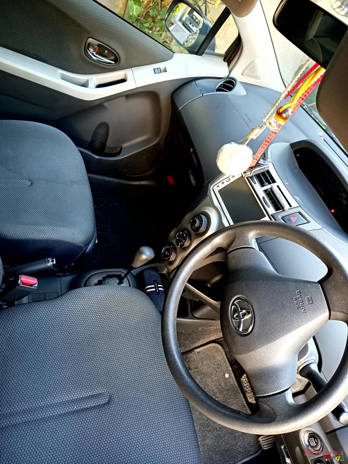 2010' Toyota Vitz photo #3