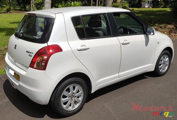2009' Suzuki Swift photo #2