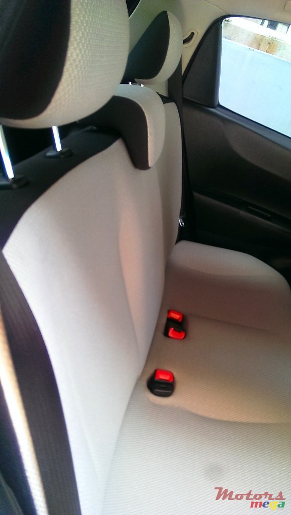 2012' Toyota Vitz photo #7