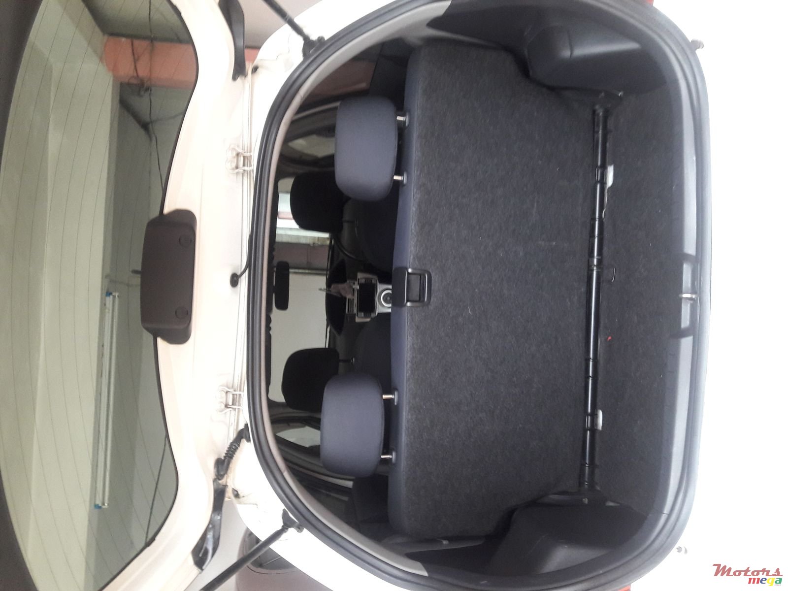 2005' Toyota Vitz photo #7