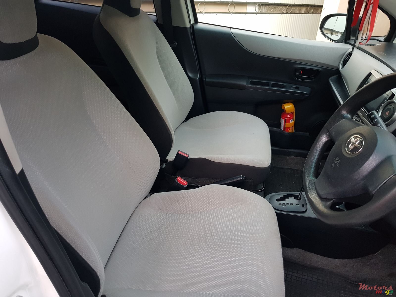 2011' Toyota Vitz 1330 photo #5