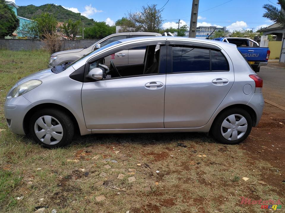 2008' Toyota Vitz photo #3