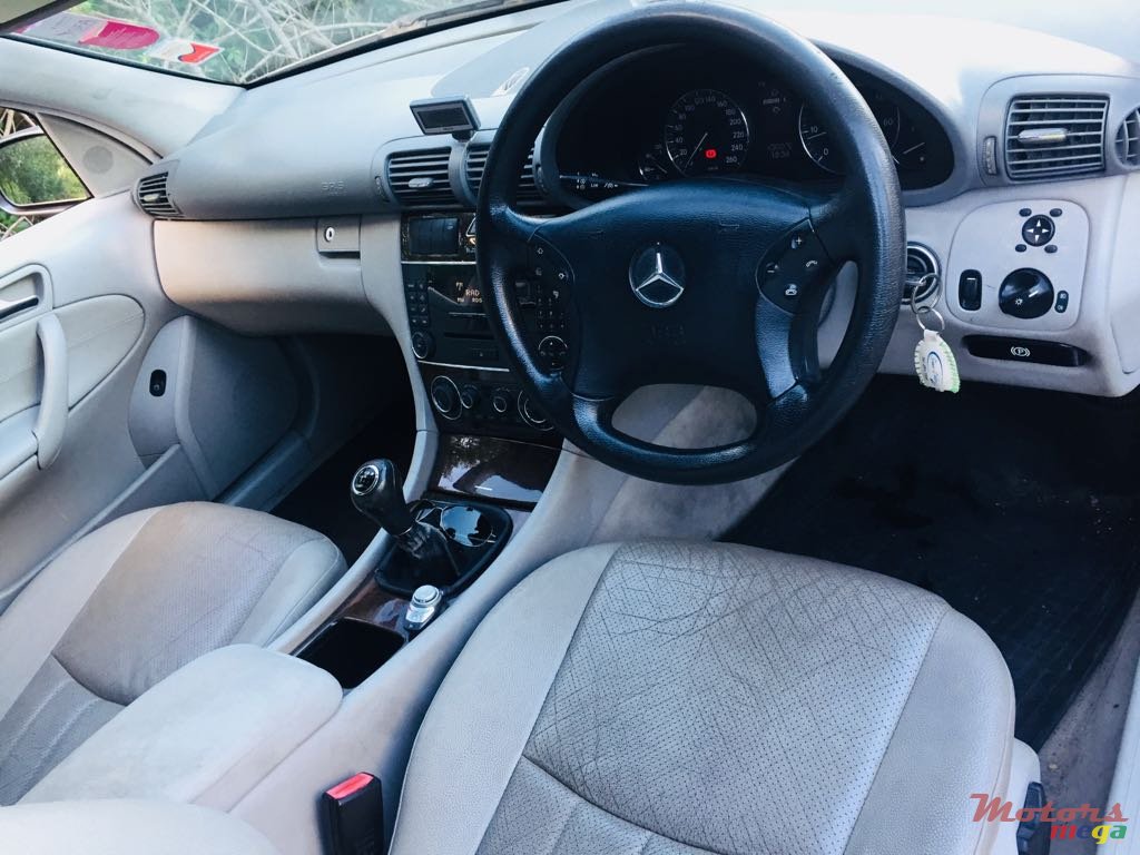 2005' Mercedes-Benz C-Class C220 Kompressor photo #3