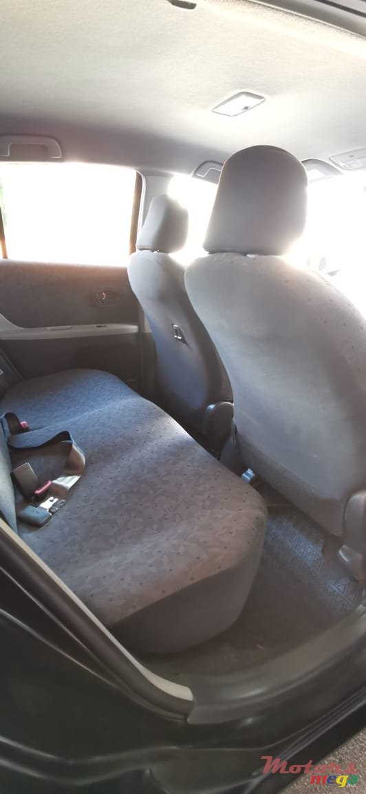 2009' Toyota Vitz photo #4