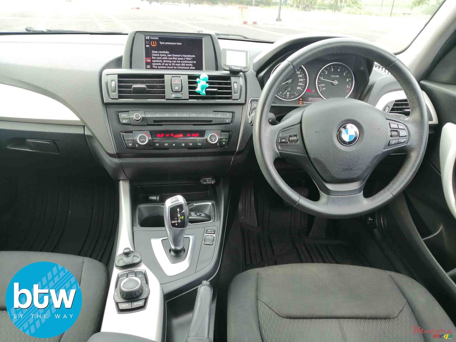 2012' BMW 1 Series 118i photo #5