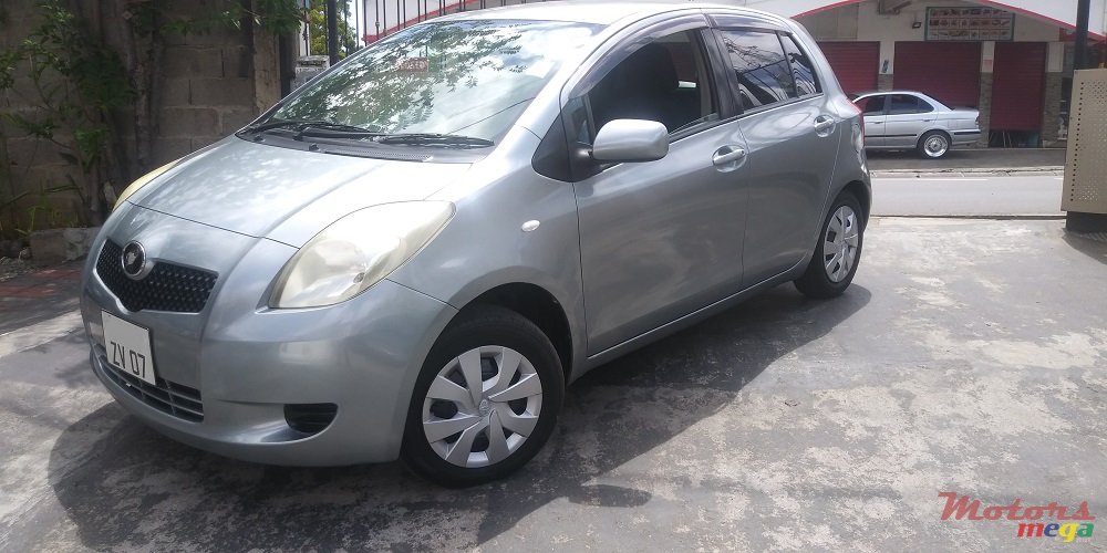 2007' Toyota vitz photo #2