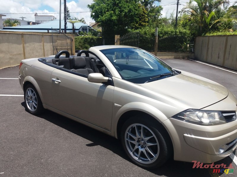 2008' Renault Megane photo #4