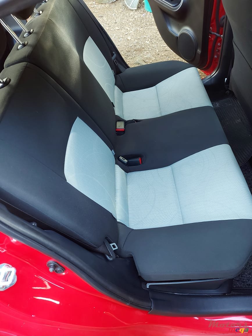 2014' Toyota Aqua photo #3