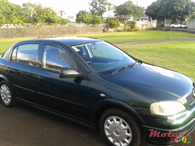 2000' Opel Astra 4 portes photo #1