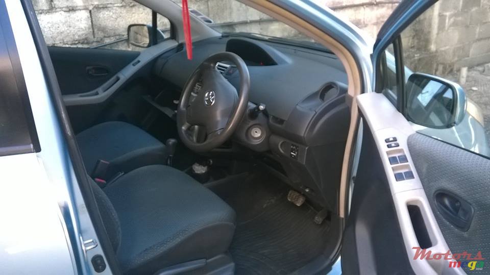 2005' Toyota Vitz photo #7