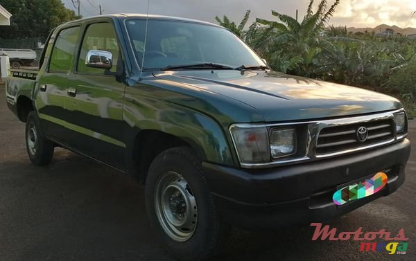 2001' Toyota Hilux 4x2 photo #1