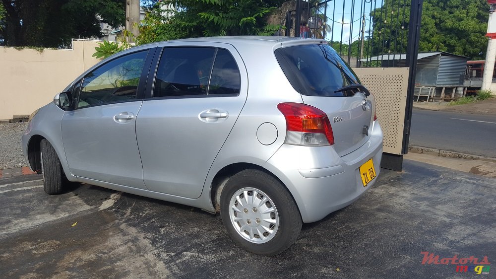 2008' Toyota Vitz photo #3