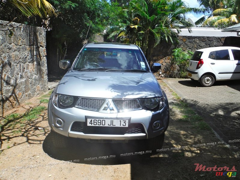 2013' Mitsubishi L300 photo #2