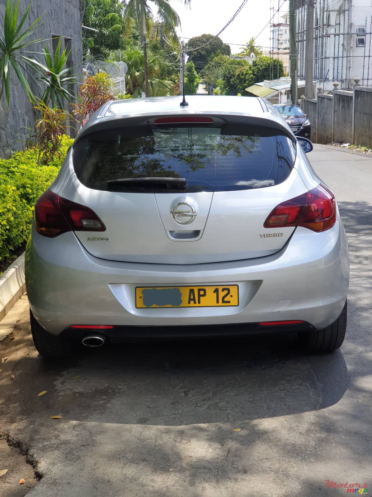 2012' Opel Astra J photo #3