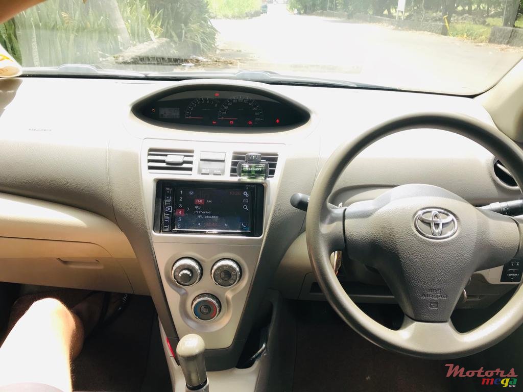 2009' Toyota Yaris photo #1